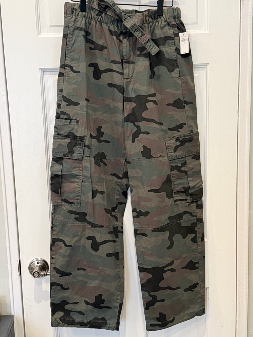 Gap Womens’ Camo Cargo Pants (size small)